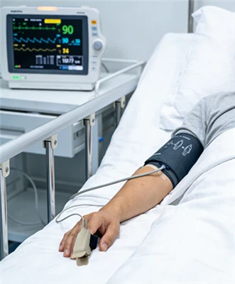 ¿Pueden el sensor Spo2 y el manguito de presión arterial estar en el mismo lado?